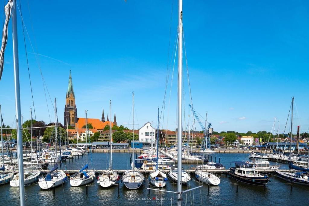 Hausboot Gluecksmomente Mit Dachterrasse In Schleswig Am Ostseefjord Schlei Extérieur photo