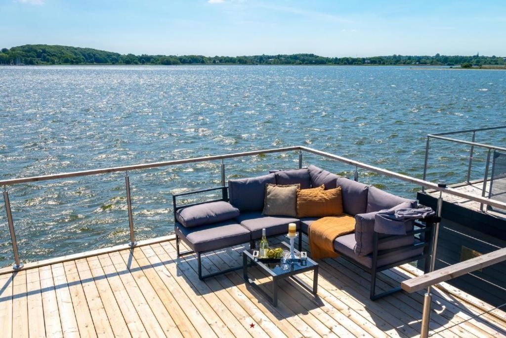 Hausboot Gluecksmomente Mit Dachterrasse In Schleswig Am Ostseefjord Schlei Extérieur photo