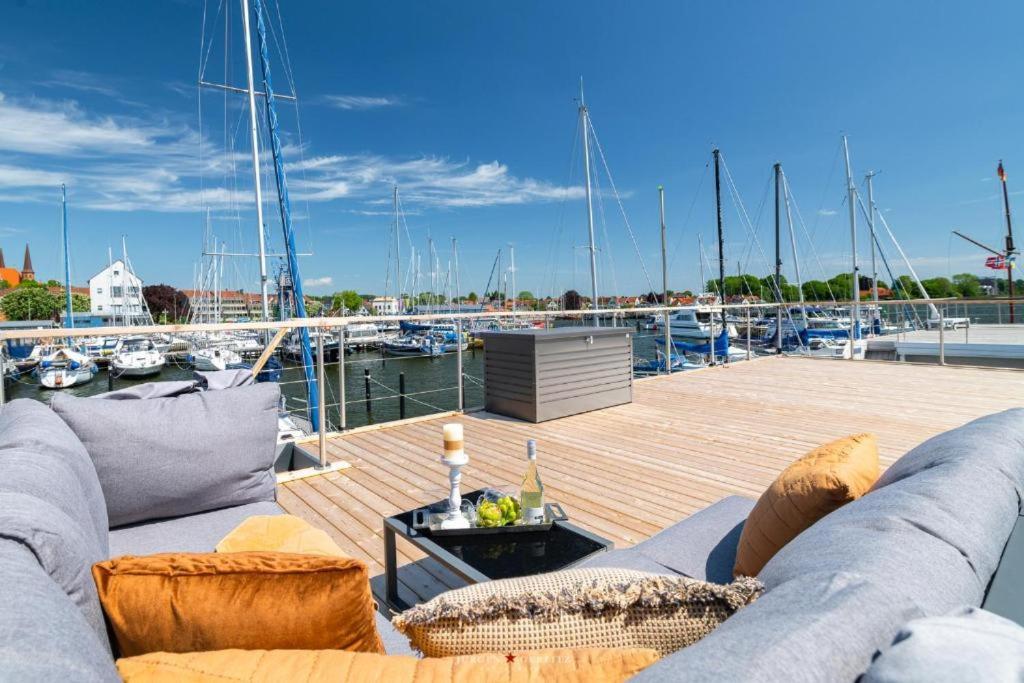 Hausboot Gluecksmomente Mit Dachterrasse In Schleswig Am Ostseefjord Schlei Extérieur photo
